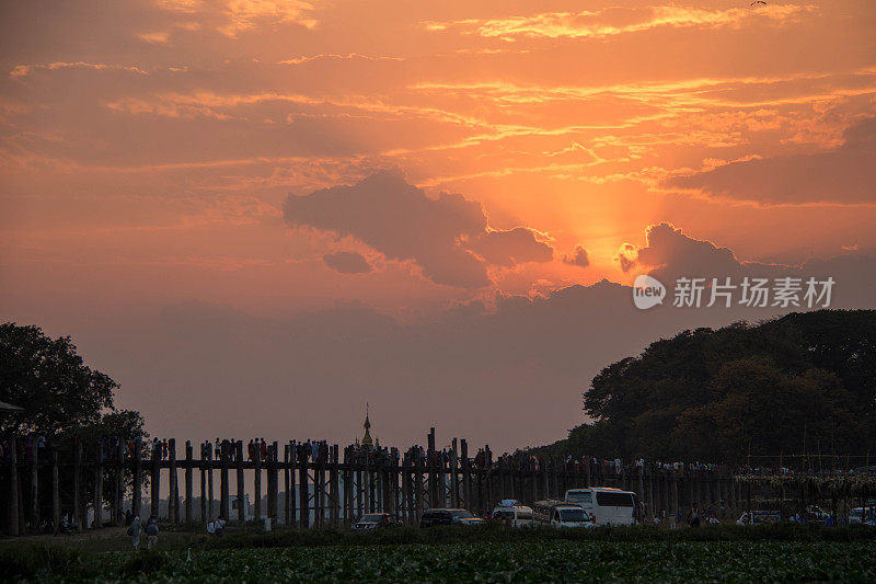 缅甸:日落时分的U Bein桥